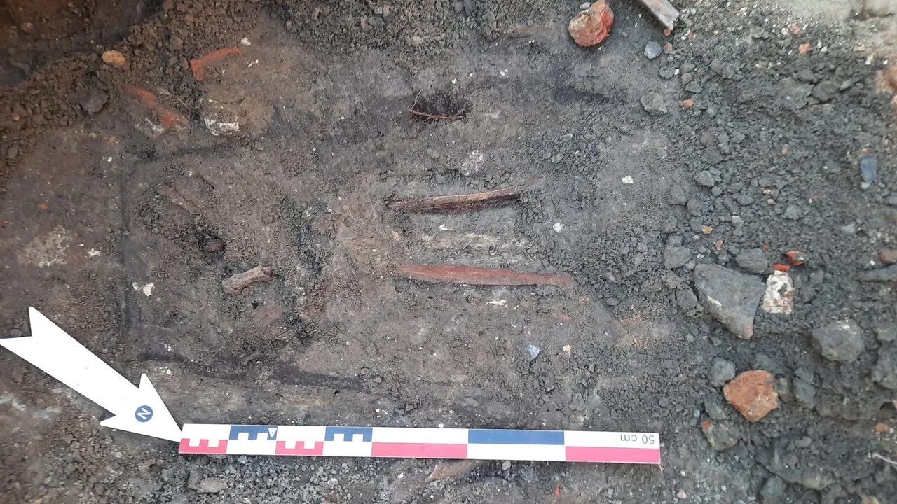 Archeologen onderzoeken stukje Vlasmarkt: vermoeden van 240 skeletten
